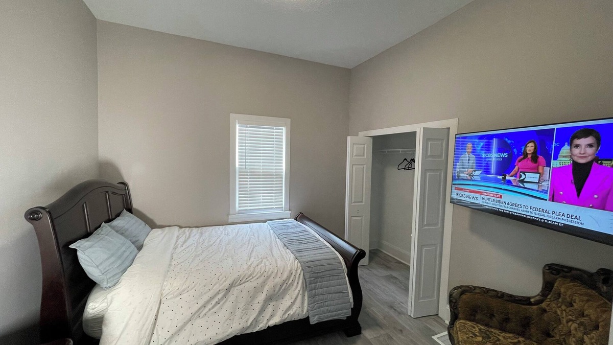 Cleveland Apartment | Beautiful Renovated aged Spacious Apartment in Cleveland