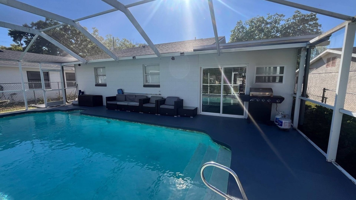 St. Cloud House | Beautiful Renovated house with 3 bedrooms 2 bathrooms and a big pool all covered