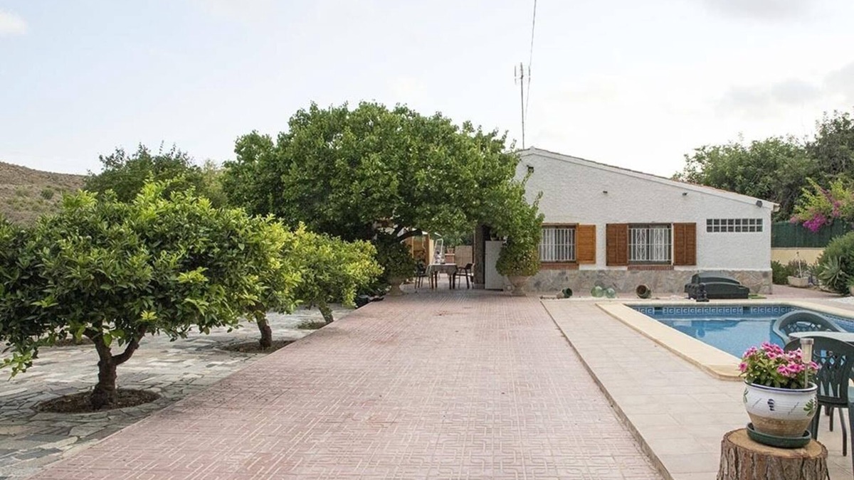 Mutxamel Villa | Beautiful renovated villa with private pool on a 1000 m² plot, very quiet.