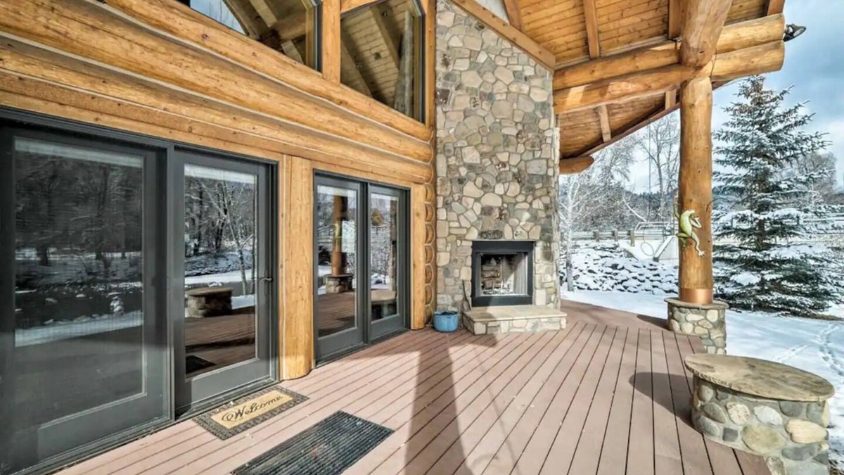 San Juan River Village House | Beautiful Riverfront Log Home With Prvt Hot Tub and Astonishing view, Sleeps 12
