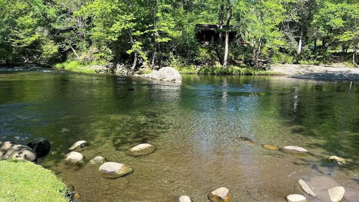 Pittman Center Cabin | Beautiful riverside cabin, sleeps 18!