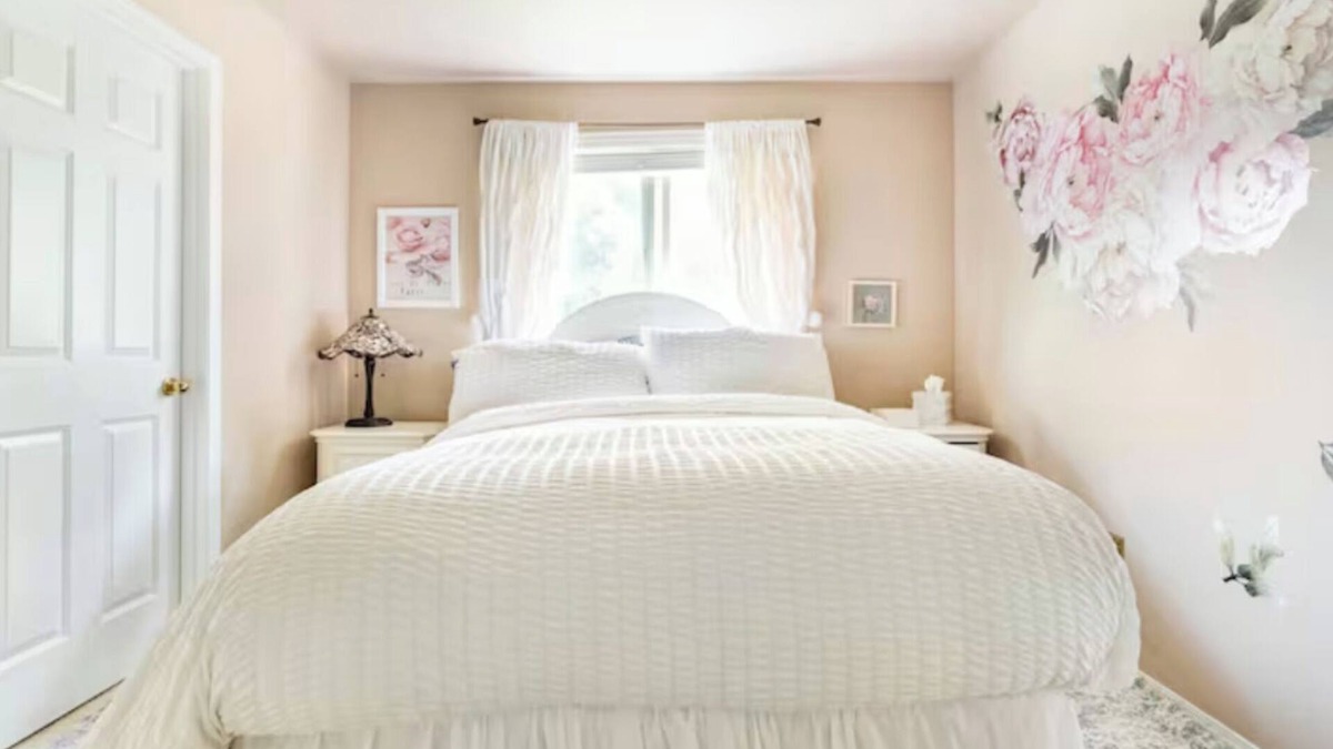 Holly House | BEAUTIFUL ROOM FOREST VIEW