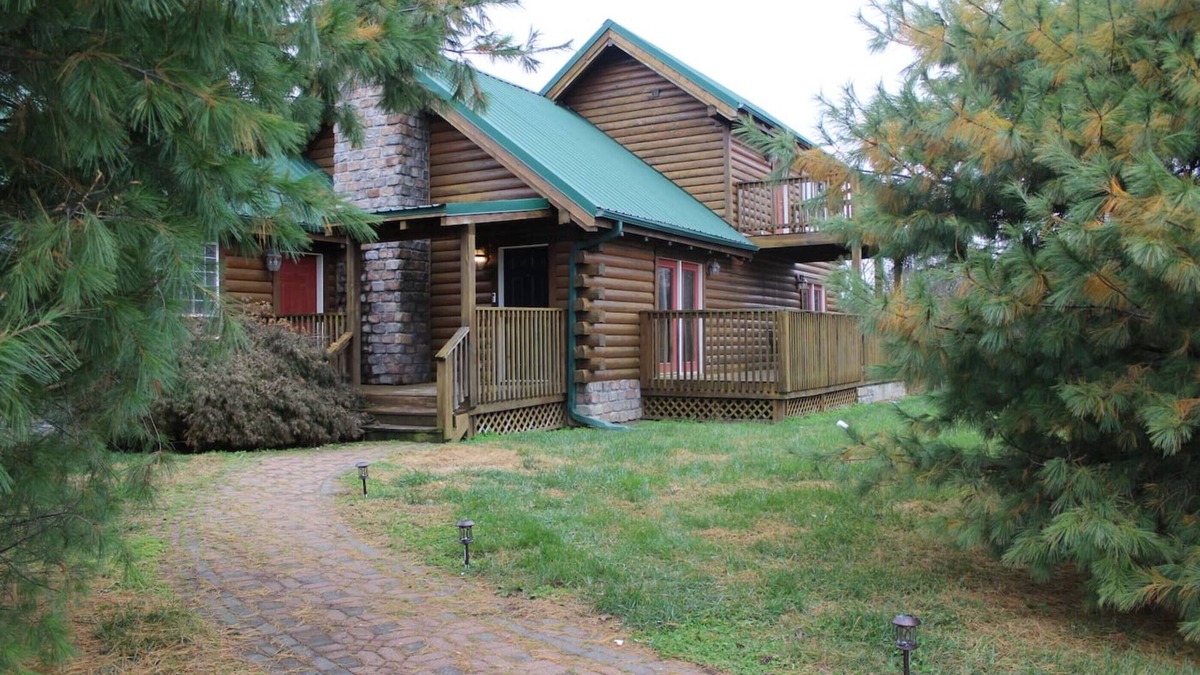 Lee's Summit Cabin | Beautiful Rustic 2 Bedroom Lone Jack Log Cabin just east of KC Metro