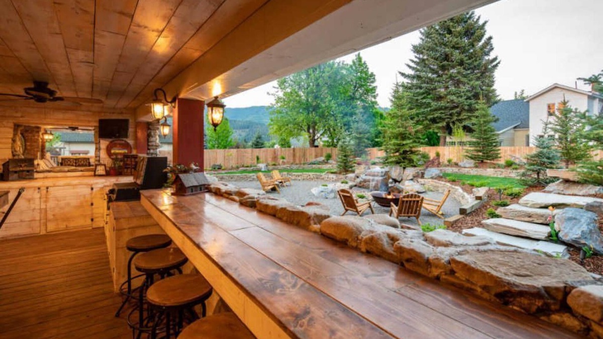 Kellogg House | Beautiful Rustic 6 bedroom House with water park access to Silver Rapids