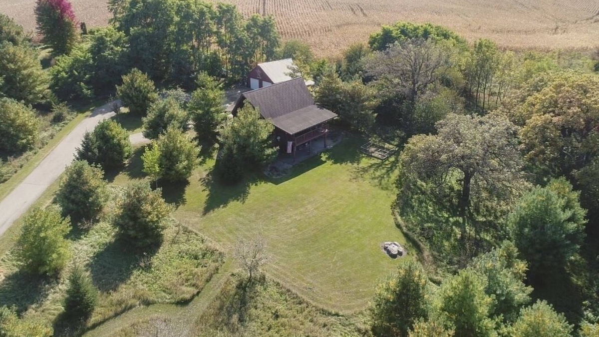 Hazel Green Cabin | Beautiful rustic and secluded cabin on a dead end lane and close to Galena, IL.