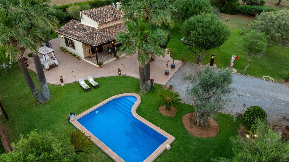 Alcudia Villa | BEAUTIFUL RUSTIC VILLA IN ALCUDIA 1 KM FROM THE BEACH, FREE WIFI, PRIVATE POOL.