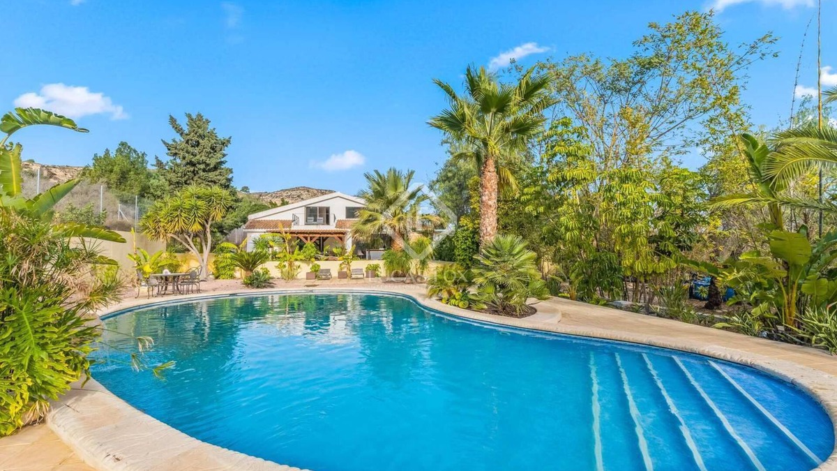 Aspe Villa | BEAUTIFUL SECLUDED 4 BED VILLA, XL POOL, PERFECT PARADISE ALICANTE