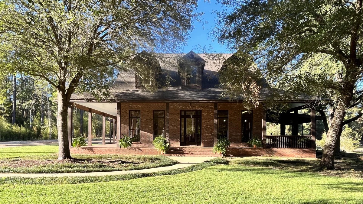 McComb House | Beautiful secluded executive style home yet close to town.