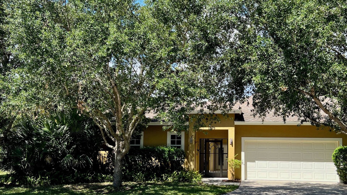 Sebastian House | BEAUTIFUL SECLUDED POOL HOUSE NEXT TO SEBASTIAN RIVER & WOODED TRAILS