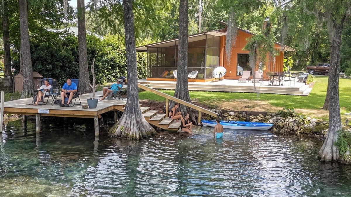 Dunnellon House | Beautiful secluded setting on the Rainbow River surrounded by state forest