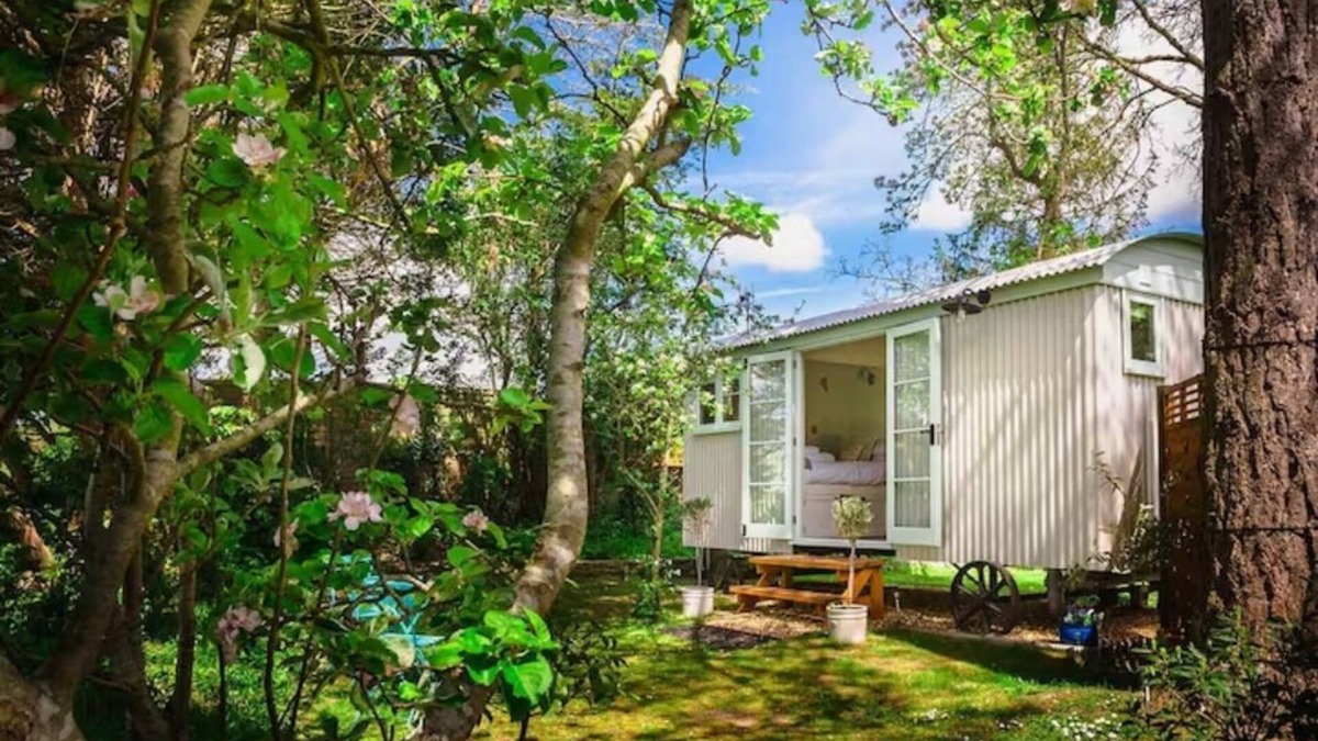 Netheravon Cabin | Beautiful Shepherds Hut B&B nr Stonehenge, Avebury, Salisbury, Bath - WiFi, TV