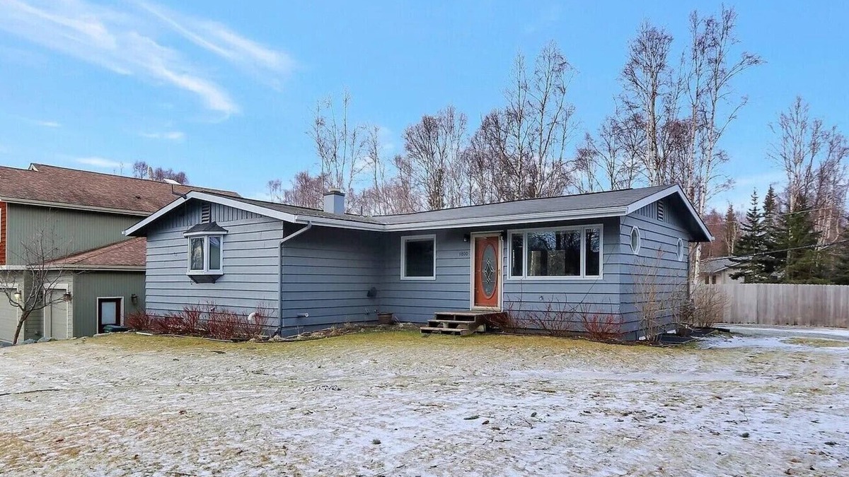 Huffman - O' Malley House | Beautiful South Anchorage 5-bedroom house with HOT TUB