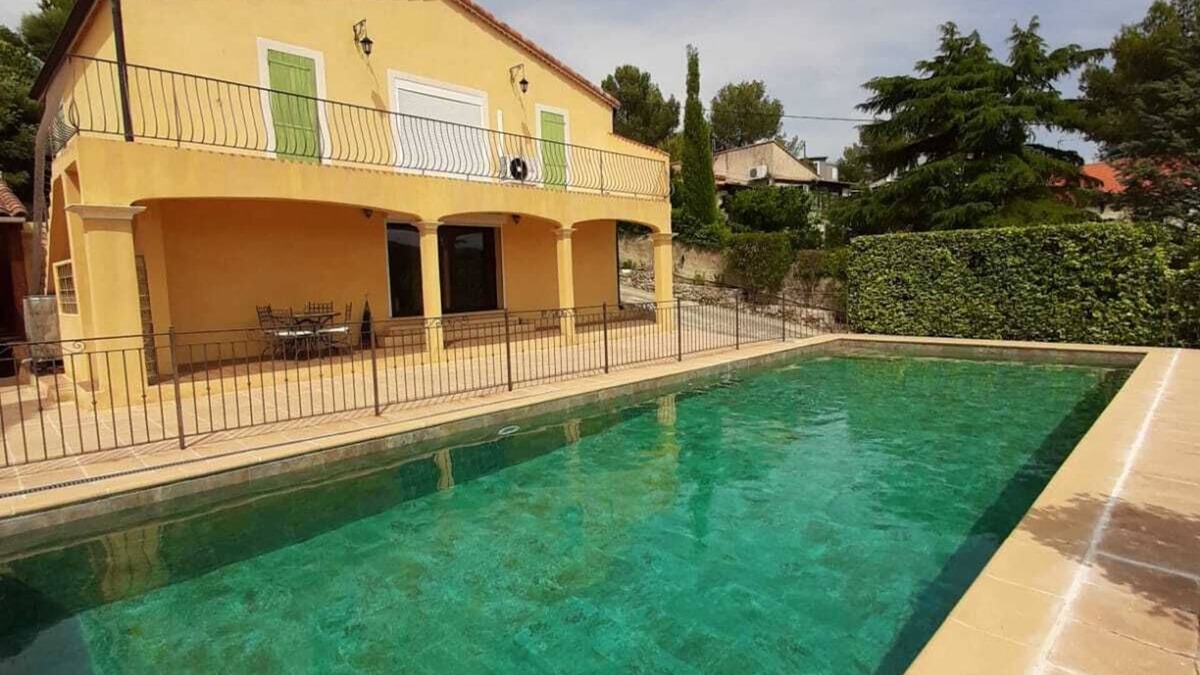 Peypin Villa | Beautiful south facing villa with large pool