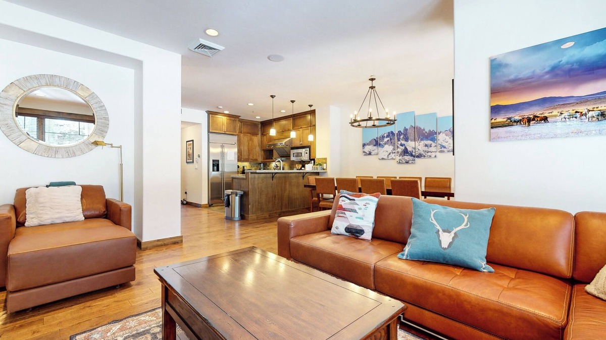 Woodwinds House | Beautiful Spacious Modern, On Golf Course! Hot Tub, Gas Grill, Game Room