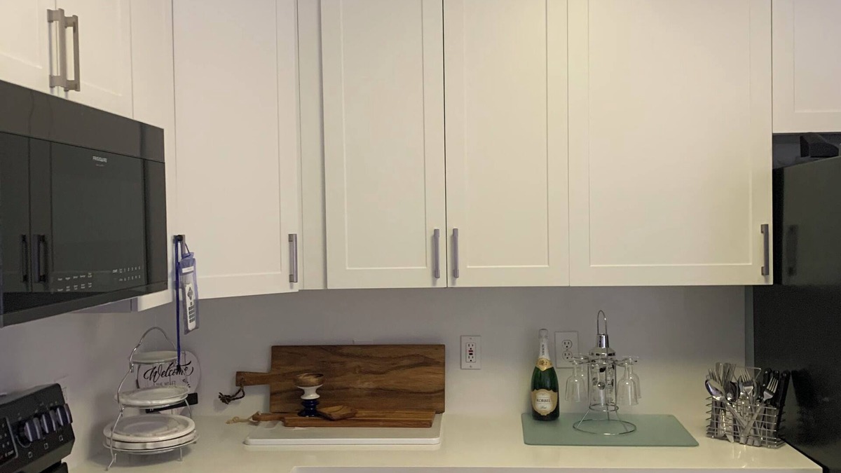 Tamiami House | Beautiful Spacious 4-bedroom house 2 1/2 bathroom formal living room and dining