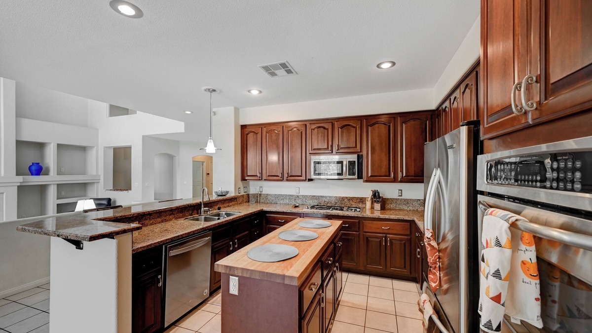 Spring Mountain Ranch House | Beautiful Spacious 5-bedroom bungalow in vibrant Las Vegas with WiFi, AC