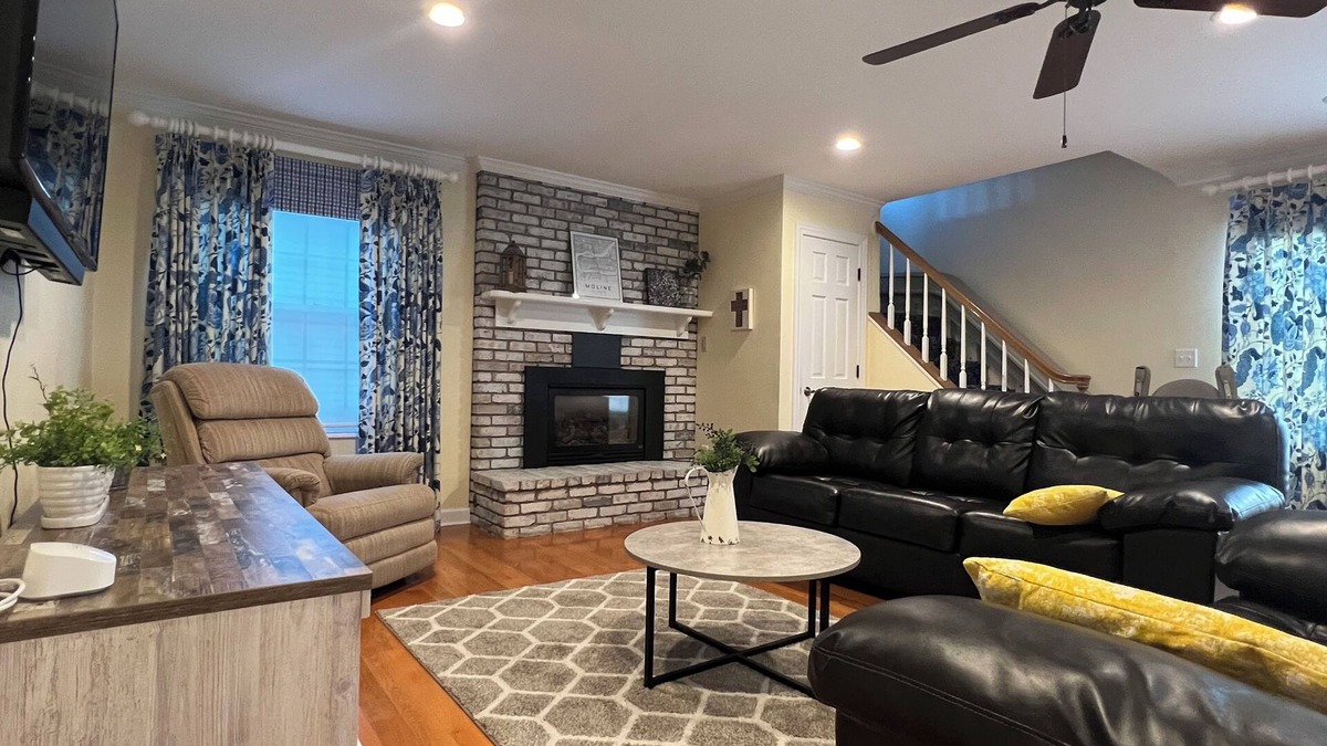 Moline House | Beautiful, spacious and quiet house in the heart of Moline.