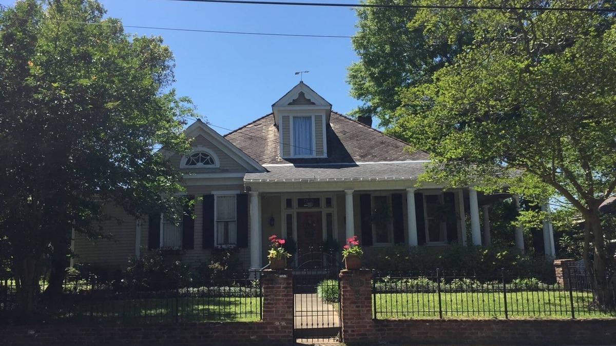 Natchez House | Beautiful, spacious center of Natchez - your home away from home