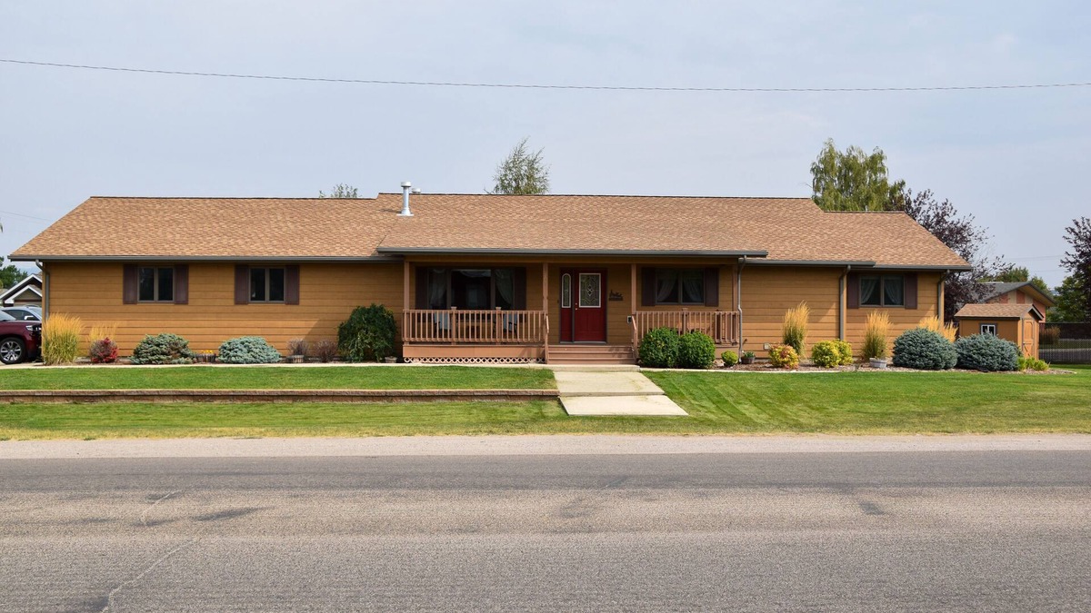 Lewistown House | Beautiful Spacious Home - Near Fergus High School