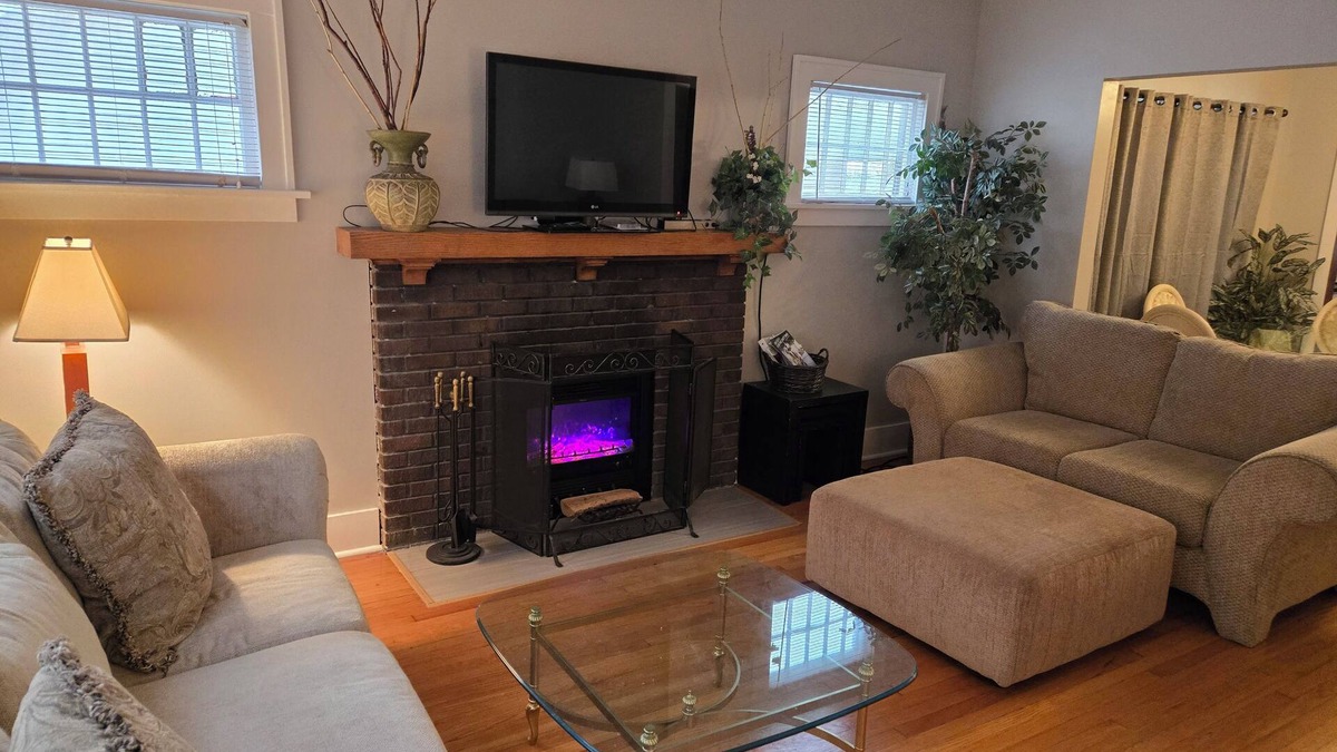 Midtown House | Beautiful Spacious Home - Near Charles Schwab Field- CWS, CHI Arena, Downtown nn