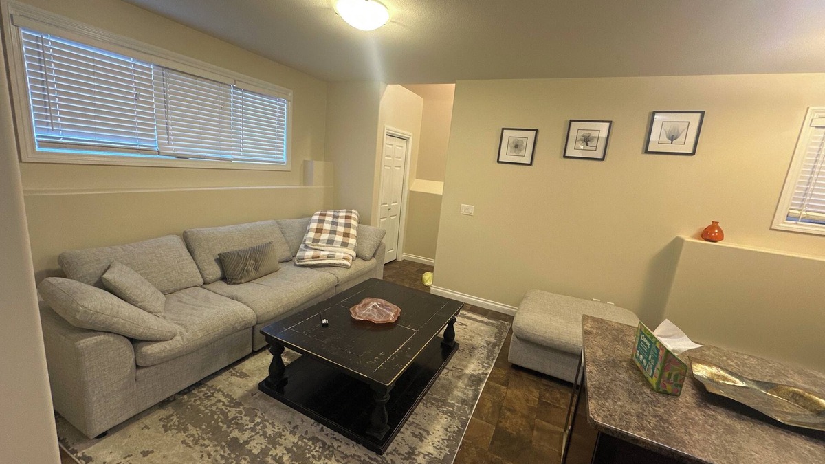 Saskatoon House | Beautiful & Spacious Suite near Airport