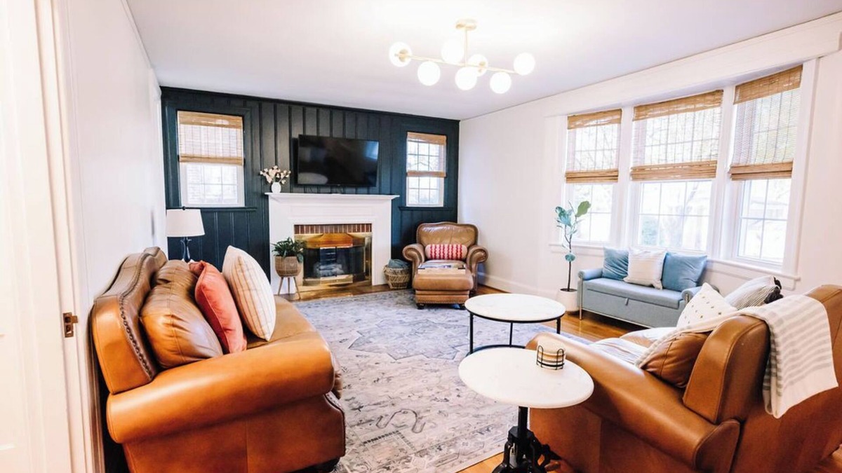 Martinsville House | Beautiful Spacious 4 BR Retreat in Uptown with Fire Pit & Porch