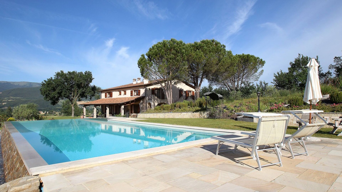 Montelovesco Villa | Beautiful spacious villa, 5 Beds, 15m Infinity Pool, lift, Garden, olive trees.