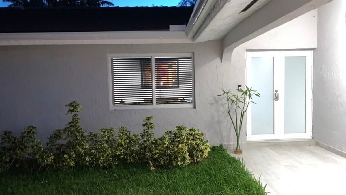 Kendall West House | Beautiful ,Sparkling Clean & comfortable house with a POOL