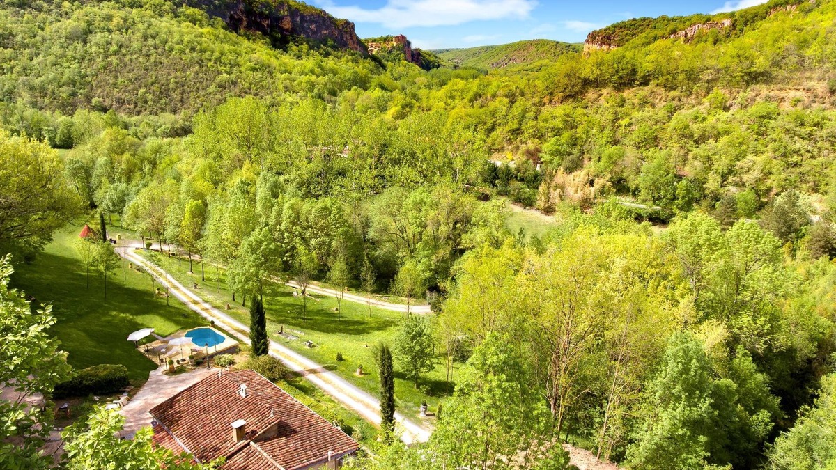Bruniquel Cottage | Beautiful stone house in a large park, heated swimming pool, guaranteed peace and quiet.