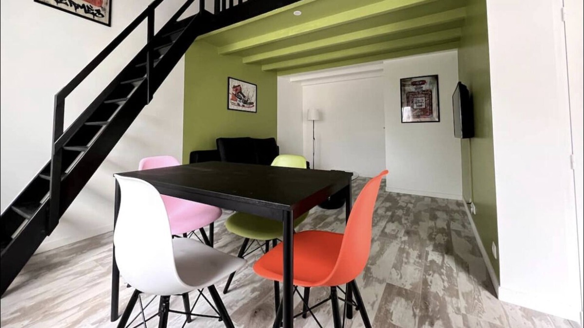Chaumontel Apartment | Beautiful "Street Art" Apartment near Parc Asterix, Chantilly, CDG Airport
