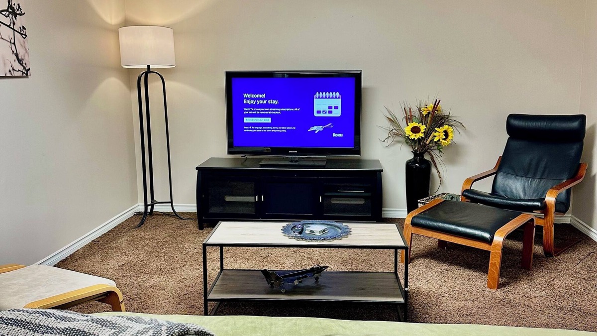 St. Albert House | Beautiful Suite with Fenced yard + in suite Kitchen and Laundry