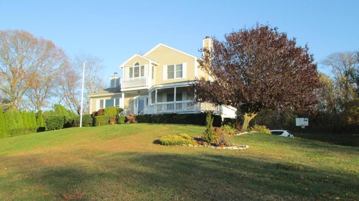 Jamestown Shores House | Beautiful sunset and water views, 2 minute walk to beach!