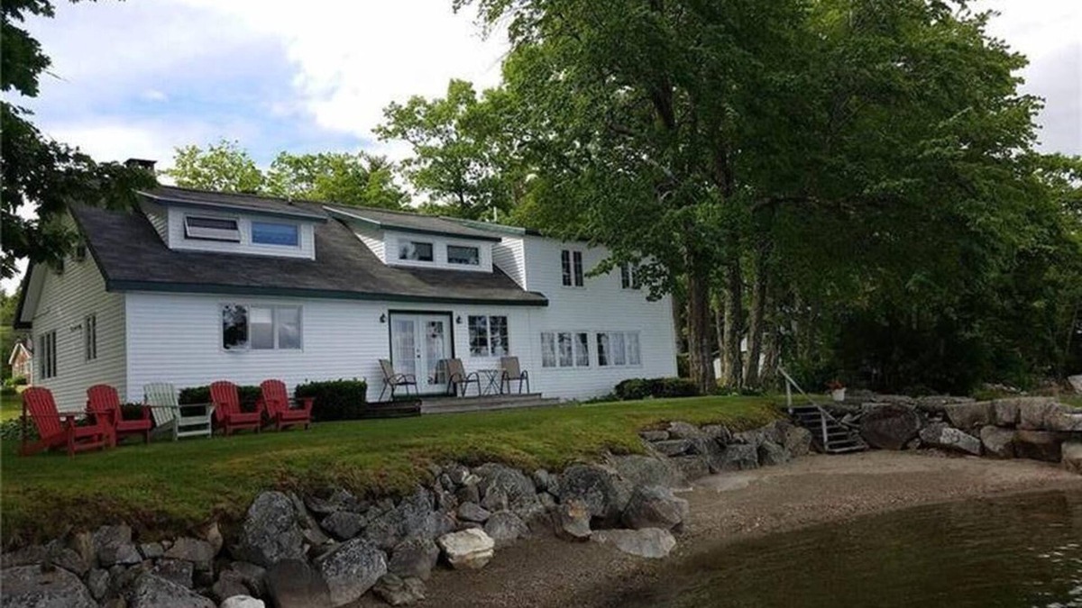 Belfast House | Beautiful Swan Lake Maine and Mid Coast Region!