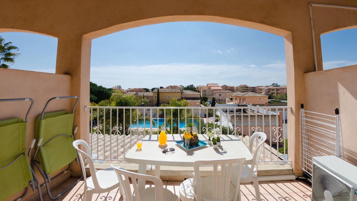 Les Bormettes Apartment | Beautiful T2 Mezzanine 6 p. 250m from the BEACH with HEATED POOL & TENNIS (204)