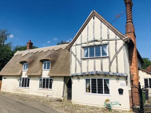 Finchingfield House | Beautiful thatched Dynes Cottage Finchingfield sleeps 10