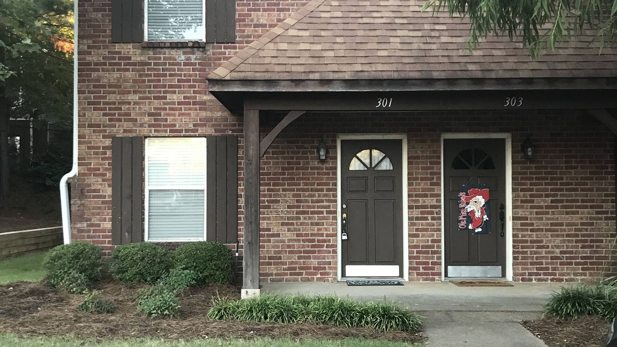 Oxford House | Beautiful Townhome in Gated Community 1 mile from Ole Miss