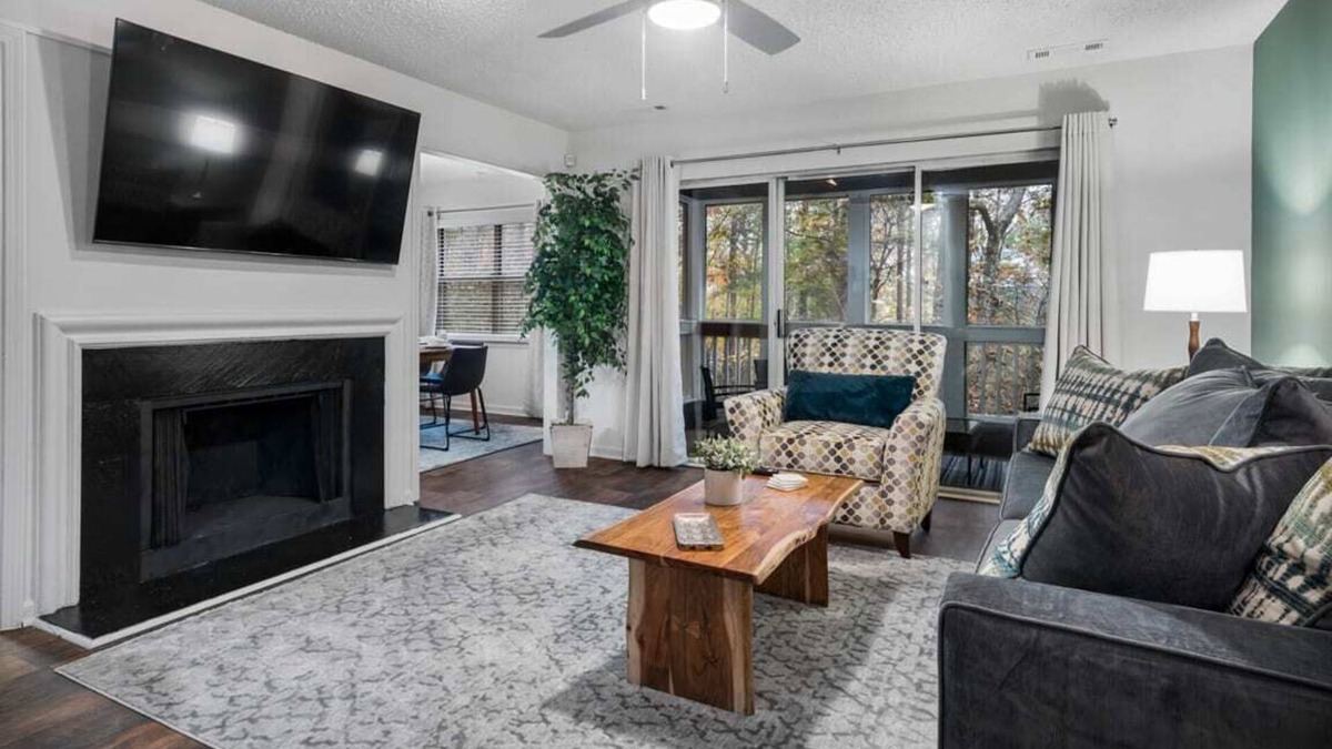 Meadowbrook House | Beautiful Townhome with Porch and near Golf|Shops