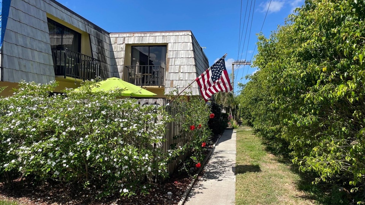 Biggar House | Beautiful Townhome with private patio/swimming pool and pet friendly !