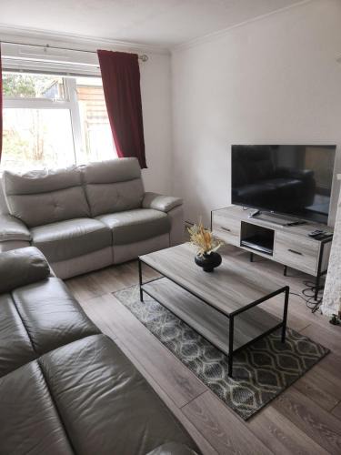 Stevenage Apartment | Beautiful two Bedroom house Entire house