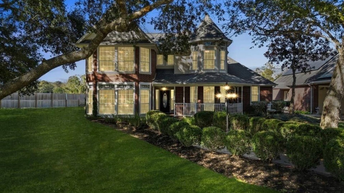 Alvin House | Beautiful Vacation Home ,Tropical Resort Pool with Waterfall and Heated Hot tub.