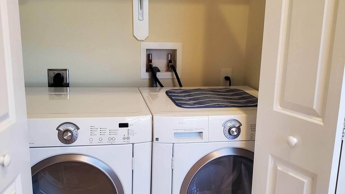 Venice Apartment | Beautiful Venice Island Apartment right on Venice Ave. - Shop, Beach & Eat!