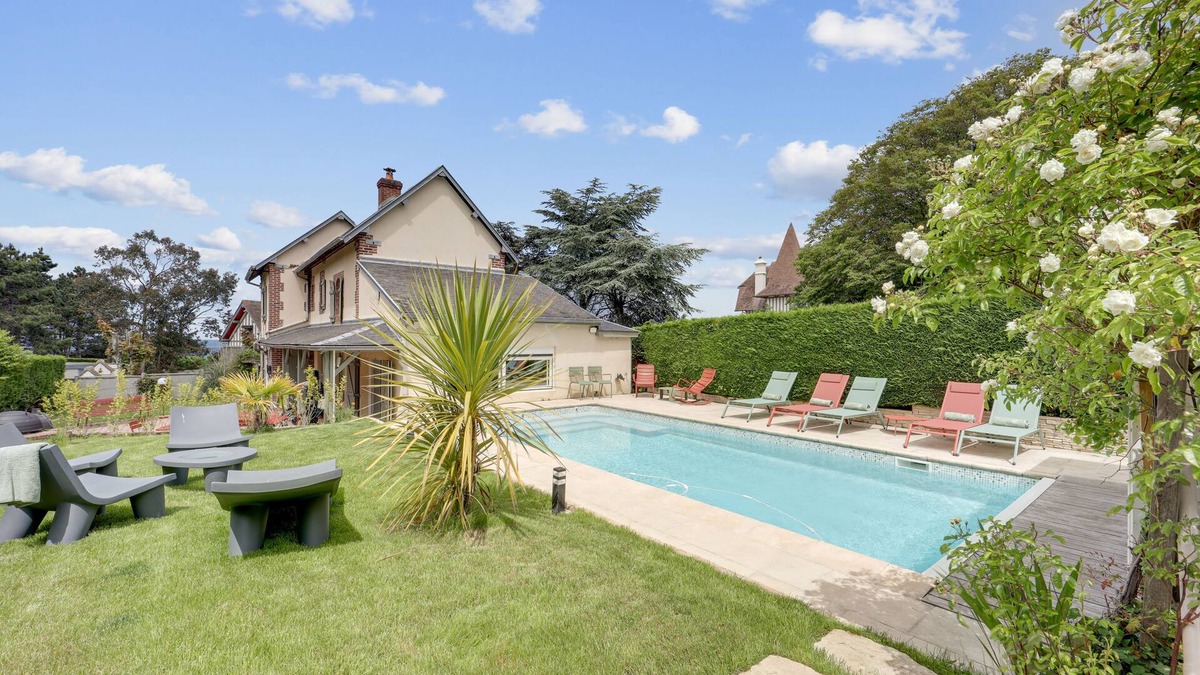 Benerville-sur-Mer Villa | Beautiful Villa with Heated Pool Sauna Sea view 2 min to beach, 8 pers.