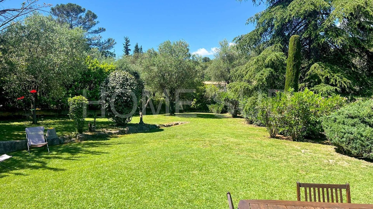 Les Maillans House | Beautiful villa with pool in secured domain