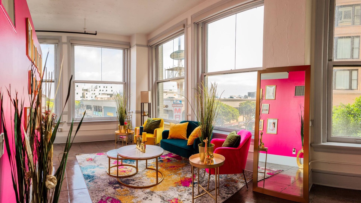 Downtown Apartment | Beautiful Vibrant Chic DOWNTOWN LA Loft