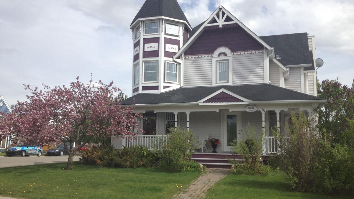 Okotoks House | Beautiful Victorian 2 story