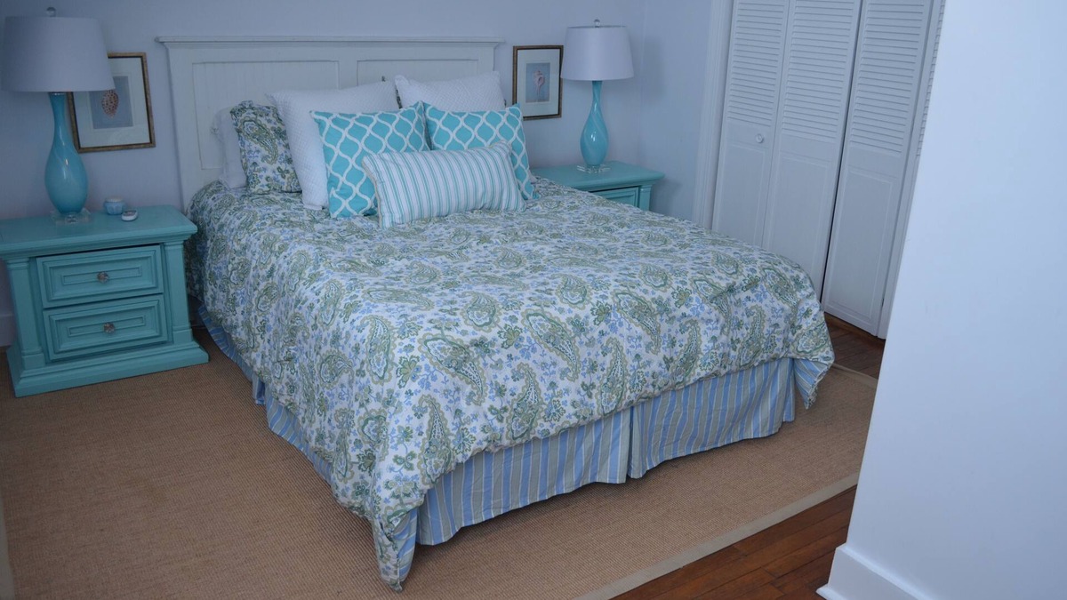 Off Broadway House | Beautiful Victorian with views of the Newport Bridge