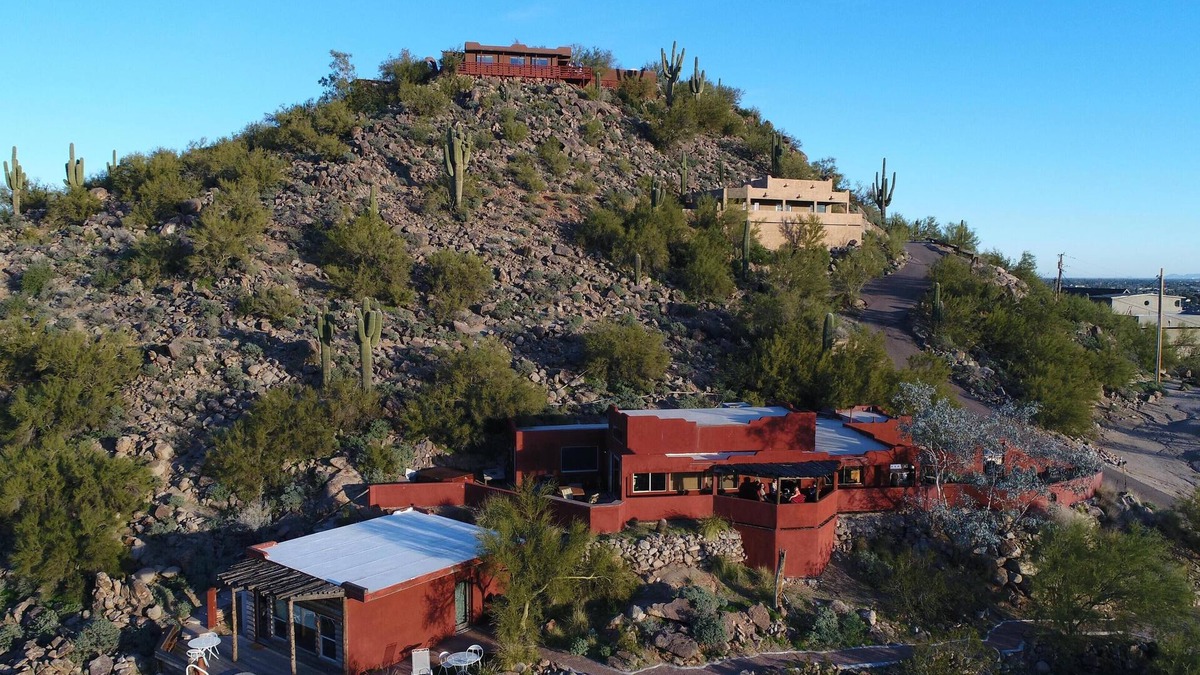 Paradise Valley Village House | BEAUTIFUL VIEW, UNIQUE, PRIVATE MOUNTAIN, GREAT LOCATION (2 Bedroom)