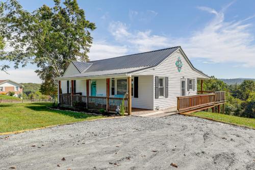 Sparta House | Beautiful Views and Gas Grill Sparta Getaway!