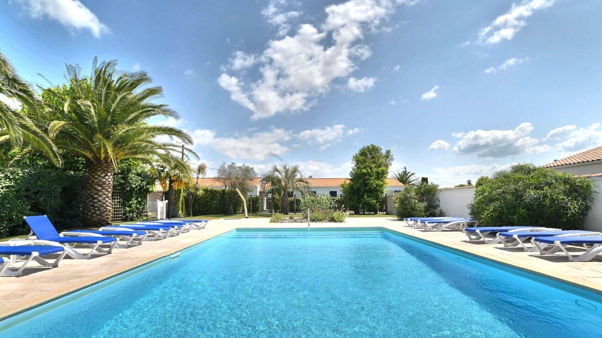 Cheray House | Beautiful villa for 4 guests with WIFI, pool and terrace