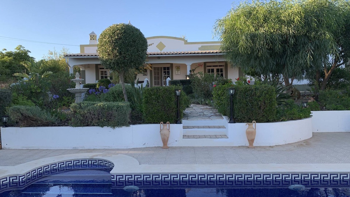 Alcantarilha Villa | Beautiful villa amidst the oranges with delightful private pool and gardens!